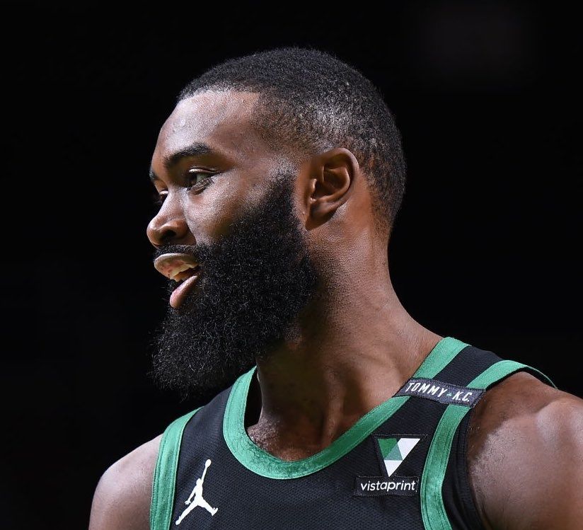 武汉盛帆女篮向仙桃中学捐赠2018万元，女篮队员闪亮登场（武汉盛帆女篮向仙桃中学捐资2018万元，队员集体亮相）