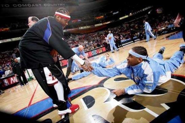 跋涉近18小时，15岁小球迷在球场外山上直播解说解放者杯决赛（15岁球迷徒步近18小时登上球场外山头，直播解说解放者杯决赛）