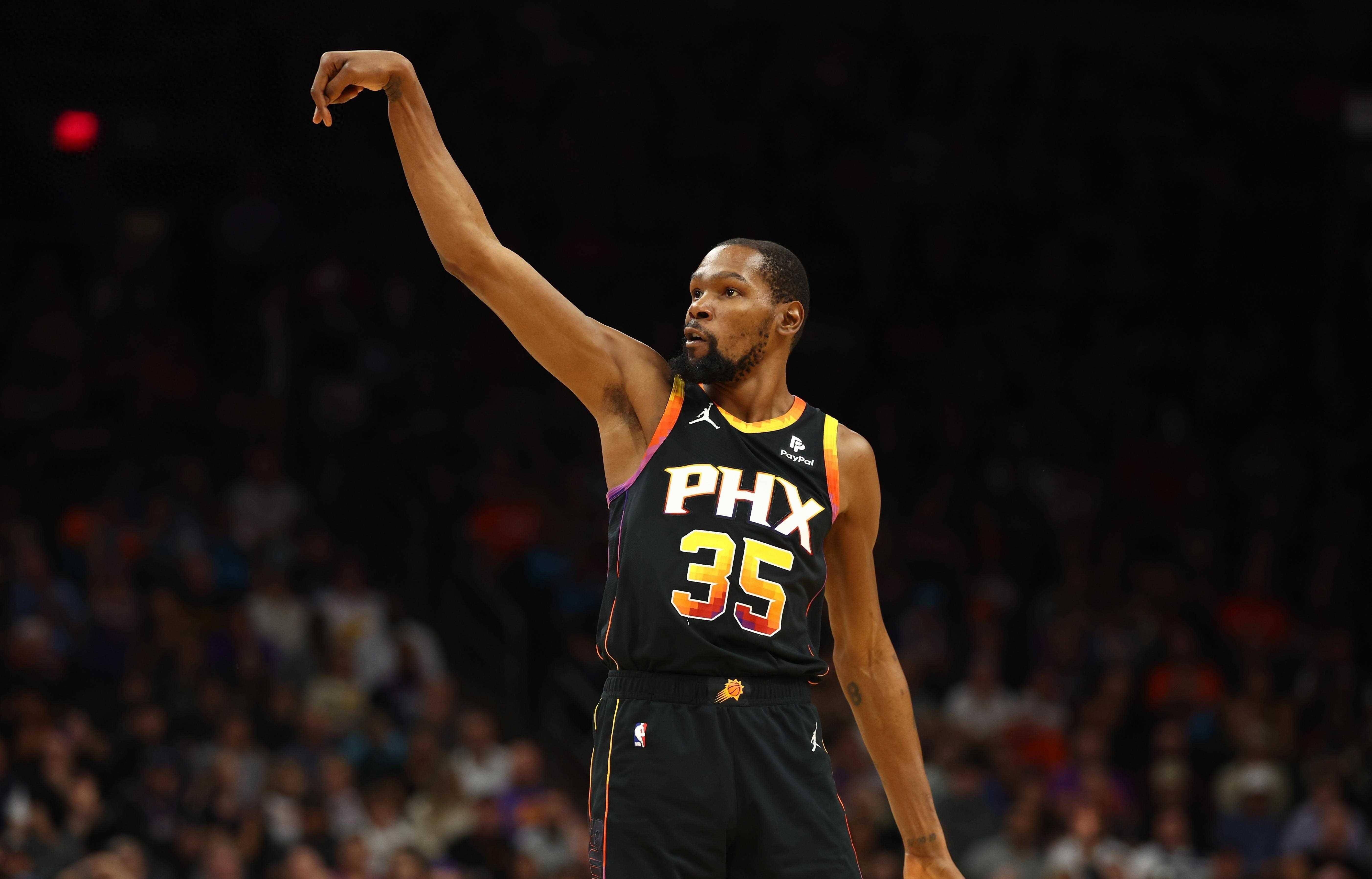 手感低迷！迪亚洛半场9中3&罚球4中1得到8分1板1助攻（状态欠佳！迪亚洛半场9投3中、罚球4罚1中，得到8分1板1助攻）