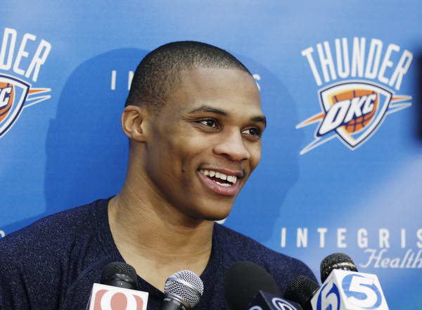 翻修球场，“连滚带爬”为的是“从从容容”（翻修球场，今日的“连滚带爬”只为明日的“从容不迫”）